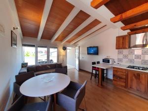 een keuken en een woonkamer met een tafel en stoelen bij SARA A4, Apartment in the city centre few meters from the beach in Novigrad Istria