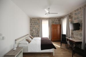 Schlafzimmer mit einem Bett und einem Deckenventilator in der Unterkunft Villa Sol in Kaštela