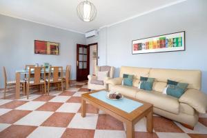 sala de estar con sofá y mesa en Descanso en Cádiz, en Cádiz