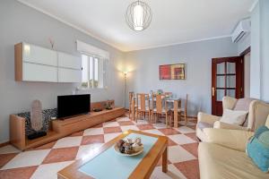 a living room with a couch and a table at Descanso en Cádiz in Cádiz