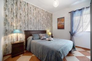1 dormitorio con 1 cama, vestidor y ventana en Descanso en Cádiz, en Cádiz