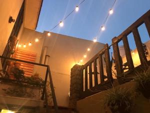 una escalera con luces de cuerda en una casa en La Yurta en Mar del Plata