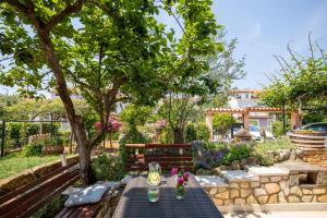 Vonkajšia záhrada v ubytovaní Flora relax house, free parking