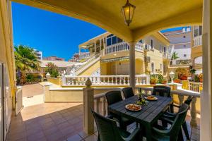 A balcony or terrace at Villa Capricho Playa - Palm Beach