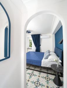 Un pat sau paturi într-o cameră la Capri Blue Luxury Villa Le Tre Monelle