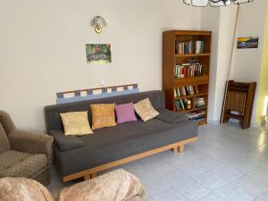 un sofá con almohadas en la sala de estar en Relax Home/Lazit-Lak, en Ebergőc