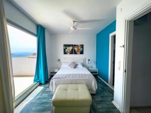 Кровать или кровати в номере Larimar Hotel Cesme