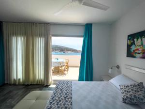 Кровать или кровати в номере Larimar Hotel Cesme