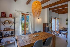 Foto dalla galleria di Villa bodri, maison en pierre avec vue mer et piscine chauffée a LʼÎle-Rousse