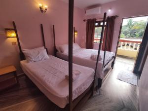 阿贡达Maria Paulo Guest House Bar and Restaurant的带窗户的房间里有两张双层床