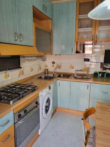 cocina con lavadora y fregadero en Casa Flegrea Napoli, en Quarto
