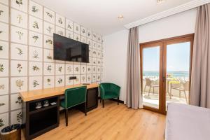 Uma TV ou centro de entretenimento em Hotel Antonio II