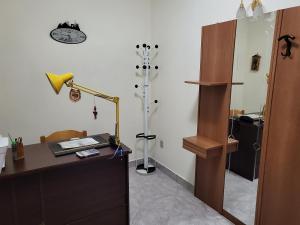 una oficina con escritorio con lámpara y lámpara en Casa Flegrea Napoli, en Quarto