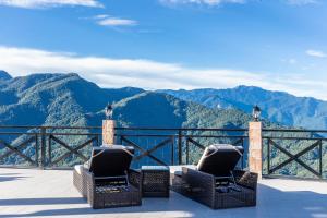 Vista generica sulle montagne o vista sulle montagne dall'interno della stanza in casa privata