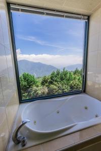 Vista generica sulle montagne o vista sulle montagne dall'interno della stanza in casa privata