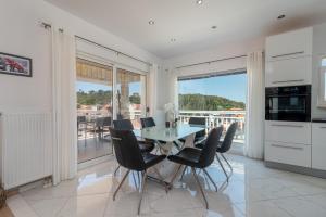 a kitchen and dining room with a table and chairs at Apartments Kapetan in Trogir