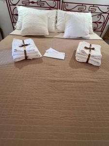 uma cama com toalhas e guardanapos em Residenza Estea em Tropea