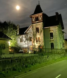 duży zielony i biały budynek z wieżą zegarową w obiekcie AILE DU CHATEAU 6 personnes w mieście Lebétain