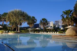 Bazén v ubytování Pacific Bay Resort nebo v jeho okolí