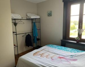 sypialnia z łóżkiem i dwoma łóżkami piętrowymi w obiekcie AILE DU CHATEAU 6 personnes w mieście Lebétain