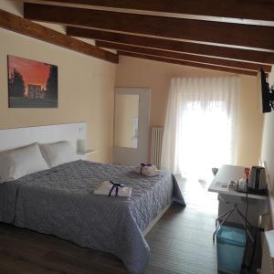 um quarto com uma cama e uma janela em La Terrazza del Quarto em LʼAquila
