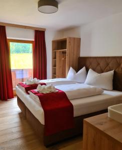 Säng eller sängar i ett rum på Hotel Alpenhof***
