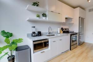 A cozinha ou cozinha compacta de Fantastic 3BR Condo At Shaw With Gym