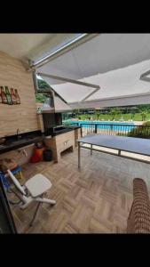 ein Wohnzimmer mit einer Couch und einem Tisch und Stühlen in der Unterkunft Casa de Praia em Condomínio Fechado in Guarujá