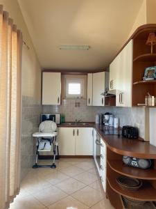Una cocina con gabinetes blancos y un fregadero. en Apartment Nikola, en Rogoznica 13 fotos más