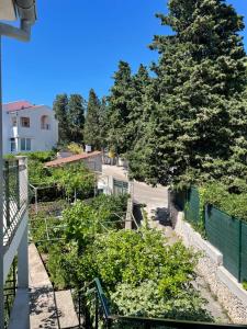 - Balcón con vistas al jardín en Apartment Nikola, en Rogoznica