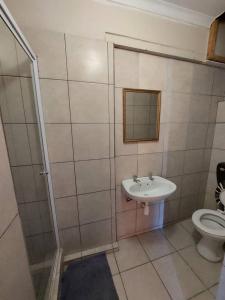 uma casa de banho com um lavatório e um WC em Namibia Skipper Services em Walvis Bay