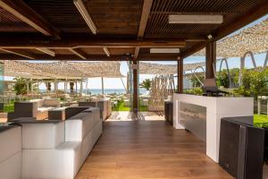 - un restaurant avec vue sur l'océan dans l'établissement Hotel Antonio II, à Zahara de los Atunes