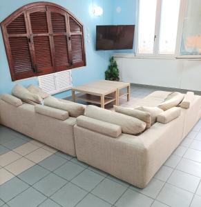 a living room with a couch and a table at Albergo California in Lesina