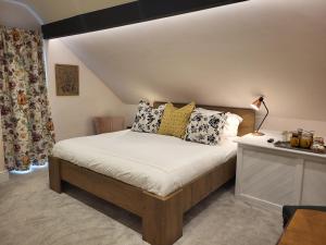 מיטה או מיטות בחדר ב-St George's Guest House