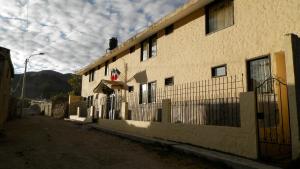 un edificio con una valla delante en La Posada del Conde Lodge, en Cabanaconde