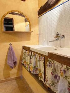 a bathroom with a sink and a mirror at Musikarte Etxea in Estavillo