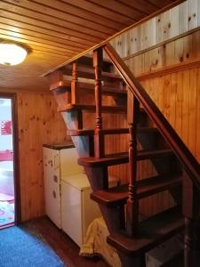 un escalier en colimaçon dans une petite maison dans l'établissement У Катерини, à Dvozhets
