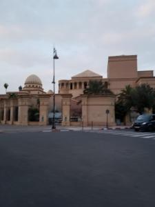 un bâtiment avec une mosquée en face d'une rue dans l'établissement Agréable appartement au coeur de Guéliz, Marrakech, à Marrakech