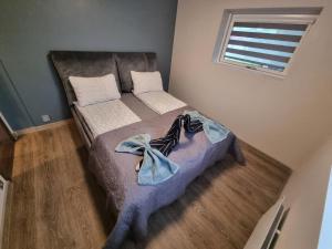 Postel nebo postele na pokoji v ubytování Innholdsrik og koselig leilighet i Svolvær Lofoten