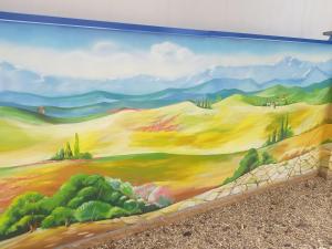 mural pintado en una pared de una habitación en Anthimos, en Băile Felix