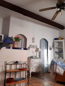 ein Wohnzimmer mit einer Kommode und einem Deckenventilator in der Unterkunft CHARME a 20 m de la plage centre village in Collioure
