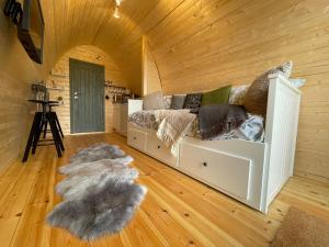 een slaapkamer met een bed in een houten kamer bij BrackenXcapes Glamping in Newark upon Trent