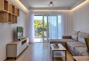 ein Wohnzimmer mit Sofa und Tisch in der Unterkunft Apartments Amare in Promajna