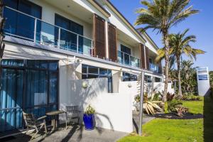 Gallery image of Waves in Orewa