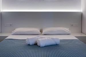ein Schlafzimmer mit 2 Betten und Handtüchern darauf in der Unterkunft THE AA VILLA: Your Interactive Home Experience! in Kastamonítsa