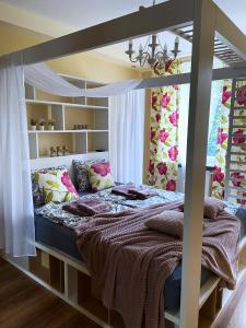 una camera con letto a baldacchino di Comfort Apartment 2 rooms 65m2 a Varsavia