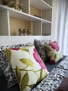 una camera con cuscini su un divano con mensola di Comfort Apartment 2 rooms 65m2 a Varsavia