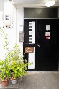 uma casa de macacos com um teclado na porta em Unique joy House em Okayama