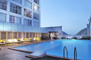 Bazén v ubytování FOX Hotel Gorontalo nebo v jeho okolí