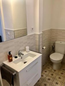 a bathroom with a sink and a toilet at Precioso piso en el centro neurálgico de Olot in Olot